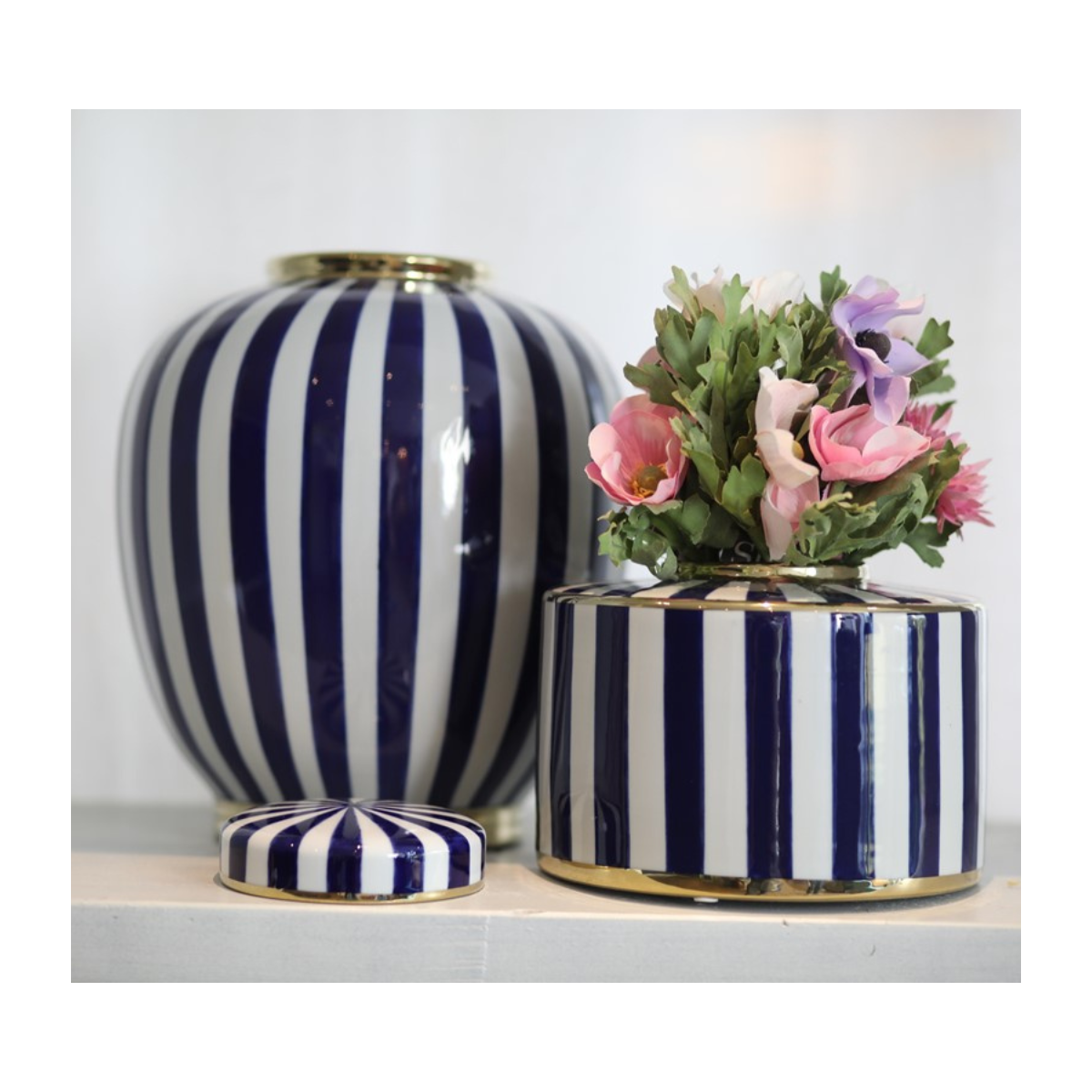 Vase in Blau/Weiß gestreift